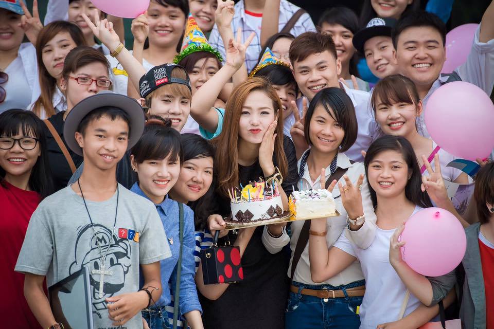 Fan đồng loạt “nhuốm xanh” Facebook mừng sinh nhật Minh Hằng - Ảnh 7